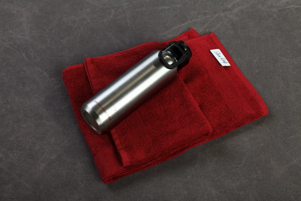 Descrizione: welcome kit per abbonati all’Arena Padel di Golden Goose a Milano.
Dettagli tecnici: telo in spugna 100% cotone, misure 50 cm x 70 cm,
tessuto jacquard personalizzato, colore Pantone; borraccia in acciaio inox colore naturale con stampa serigrafica.